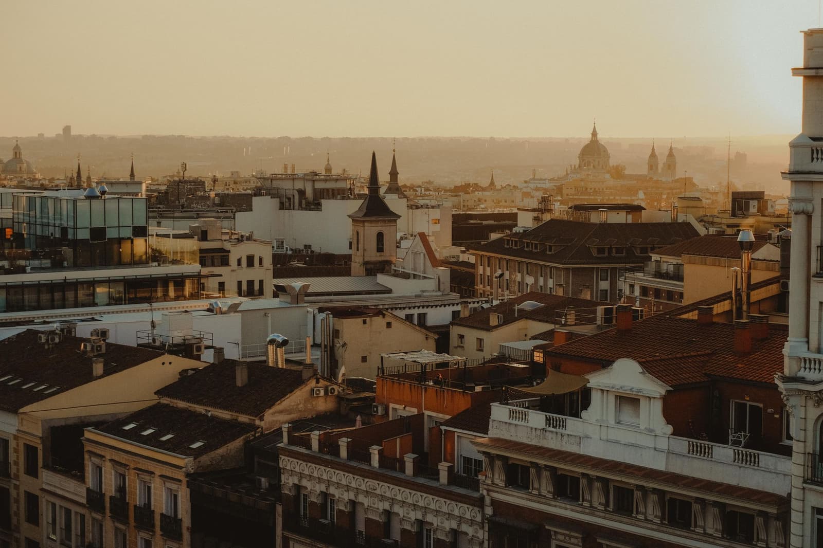Tejados y torres del centro de Madrid al atardecer